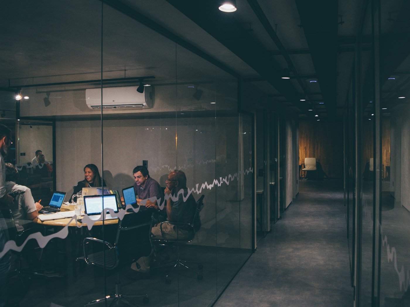 The Tauweet advisory team in discussion